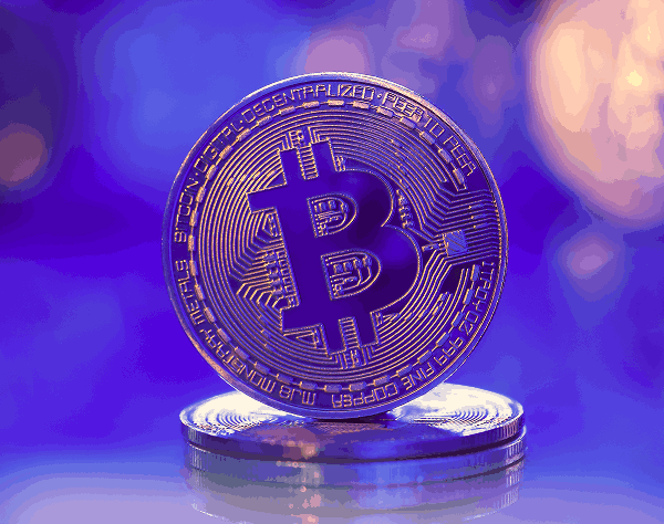 Pièce Bitcoin éclairage violet